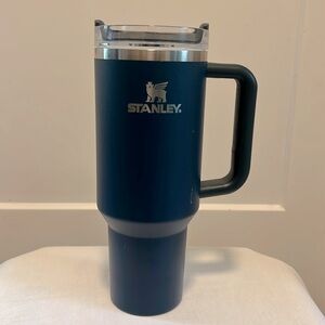 Stanley Cup- Navy 40oz used